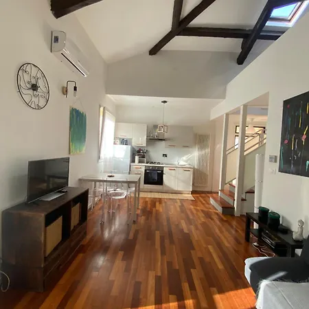 Apartamento La Casa Di Giulia, Spazioso Loft Su Due Livelli A 10 Minuti Di Macchina Dal Centro *
